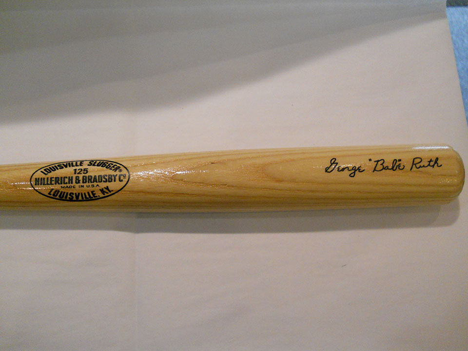 Louisville Slugger Mini Souvenir Bat 17 Imprinted Babe Ruth Signature :  : Sports, Fitness & Outdoors